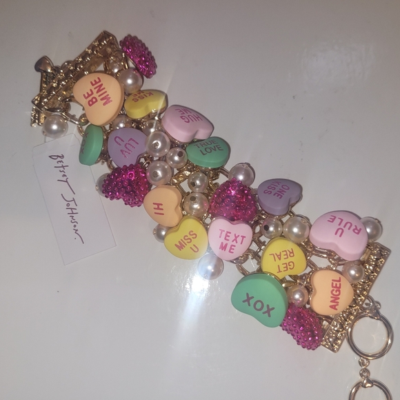 BETSEY JOHNSON Sweetheart candy hearts Valentines toggle bracelet NWT pearls - Picture 7 of 12